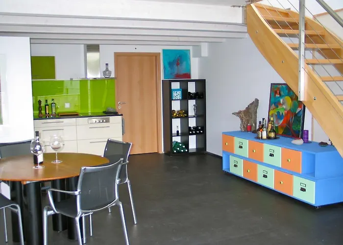 Artist\'S Loft Zur Maloya